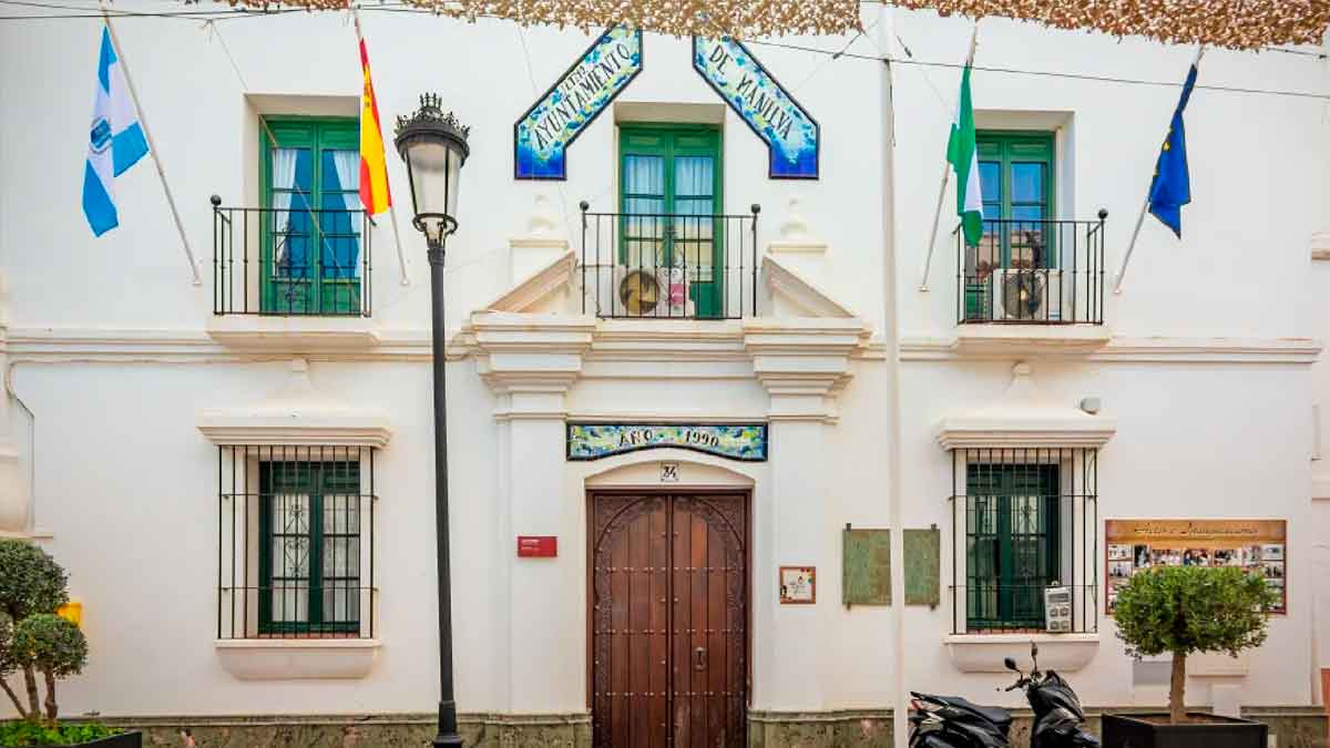 Fachada del Ayuntamiento de Manilva en Málaga, convocatoria bolsa de empleo de conserjes 2025