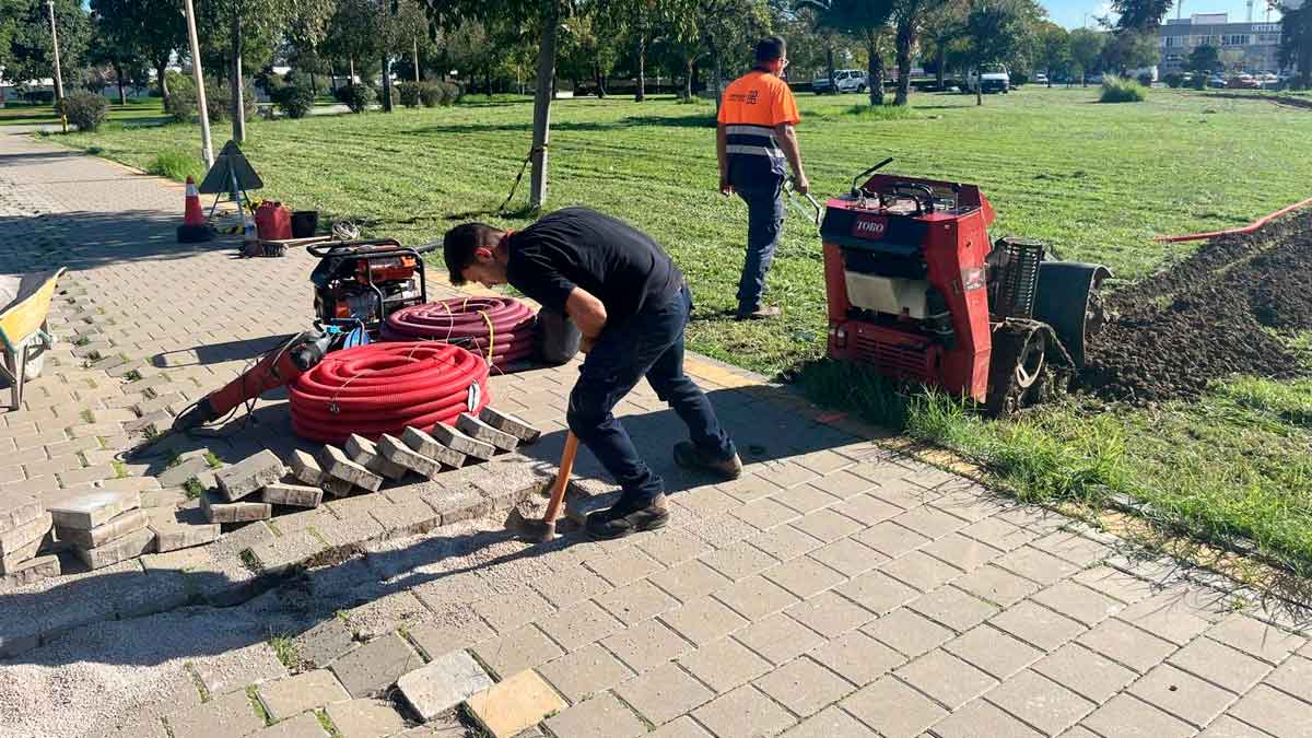 Trabajadores realizando labores de peón en vía pública Ayuntamiento de Sevilla convocatoria 106 plazas bolsa de trabajo