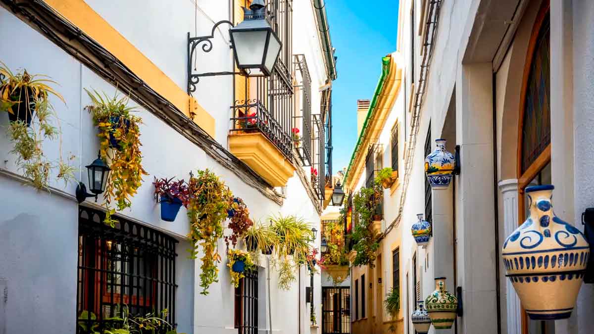 Calle típica de la Judería de Córdoba, barrio Patrimonio de la Humanidad en Andalucía