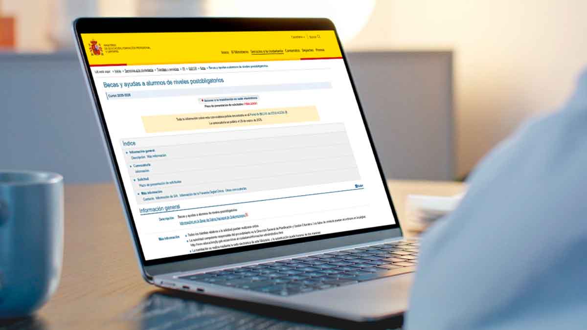 Solicitante revisa en su portátil la página oficial del Ministerio de Educación sobre las Becas MEC 2025/26 y sus tres umbrales de renta