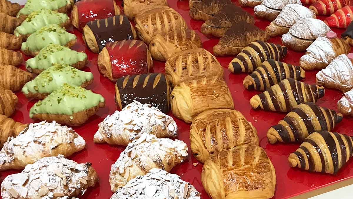 Variedad de bollos y croissants en bandeja roja relacionados con el despido improcedente de un trabajador de Carrefour
