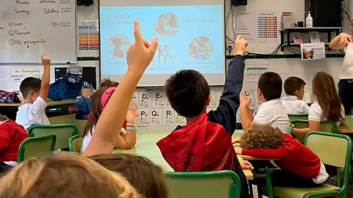 Alumnos de Primaria en Andalucía durante clase beneficiados por el cheque libro 2025 2026