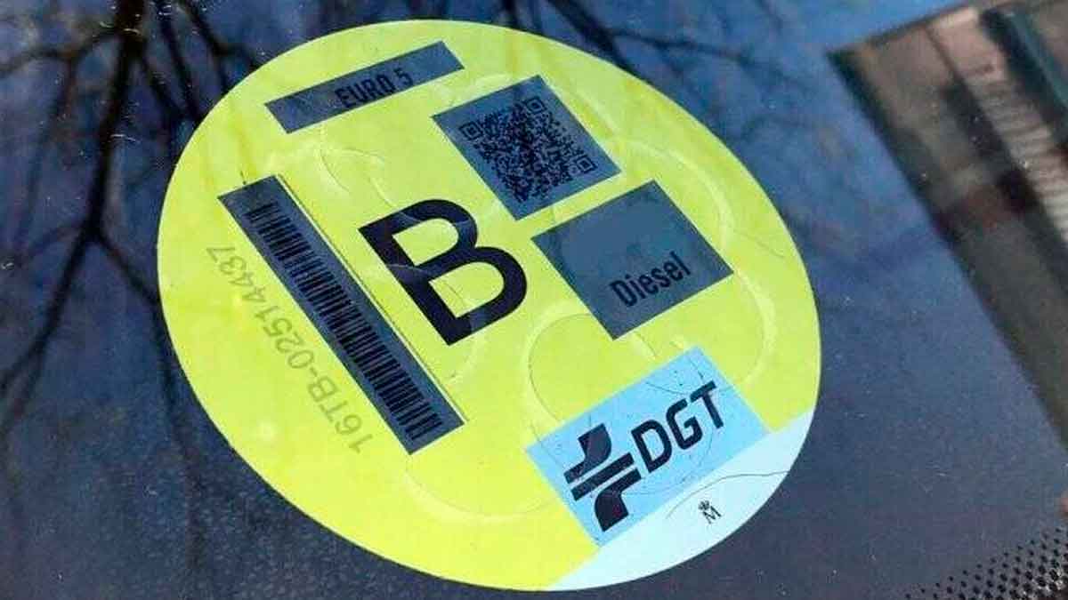 Distintivo ambiental B de la DGT en el parabrisas de un coche diésel, afectado por las nuevas restricciones urbanas