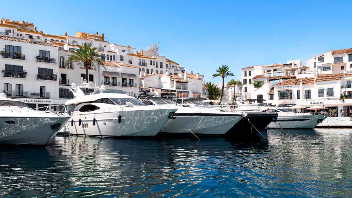 Yates atracados en puerto deportivo listos para subasta online desde 150 euros en Autoline