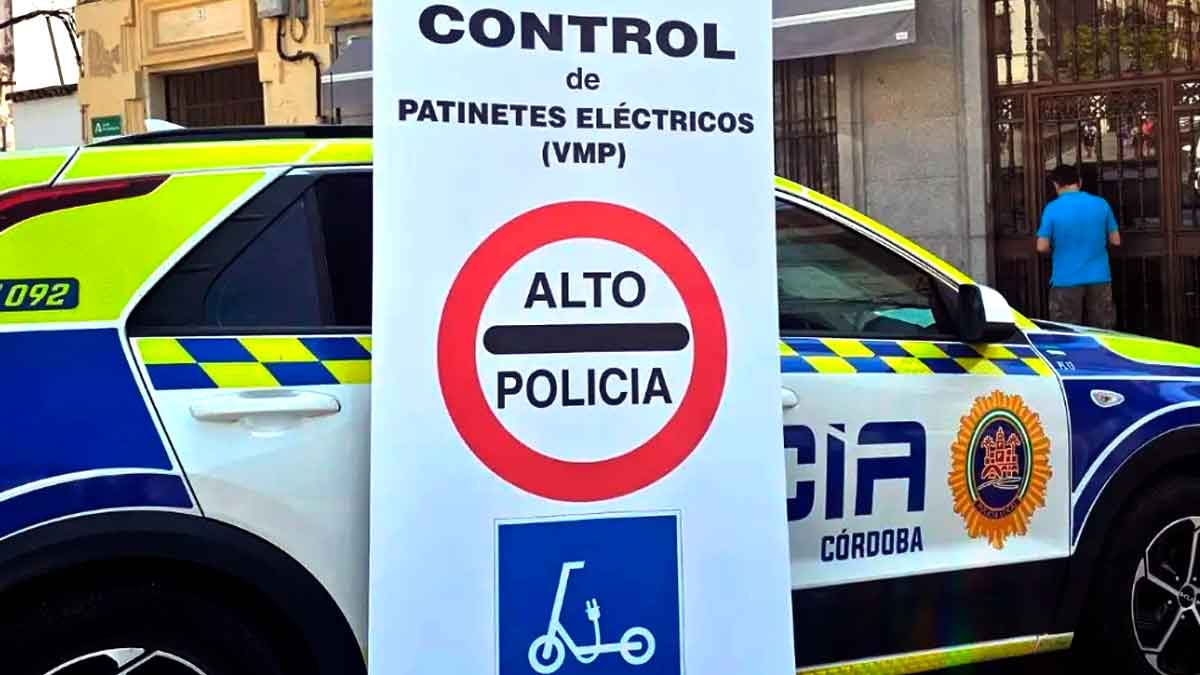 Control policial de patinetes eléctricos para prevenir infracciones peligrosas a peatones