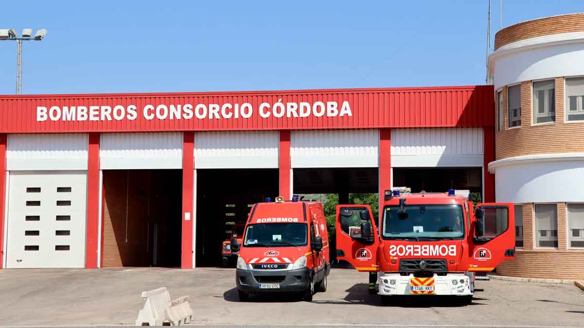 Parque de bomberos en Córdoba con camiones frente a convocatoria de 39 plazas de bombero Ayuntamiento Córdoba