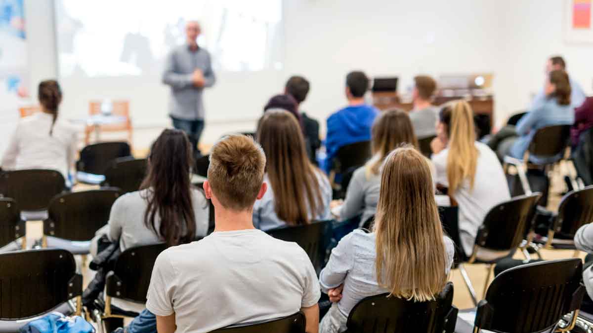 Alumnos andaluces en clase universitaria gracias al cupo del 1 % para jóvenes en riesgo de exclusión