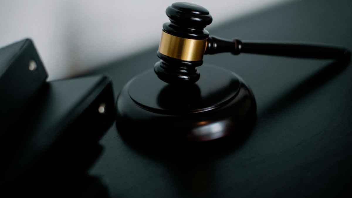 Mazo de juez representando la sentencia judicial que limita los despidos durante la baja médica en España