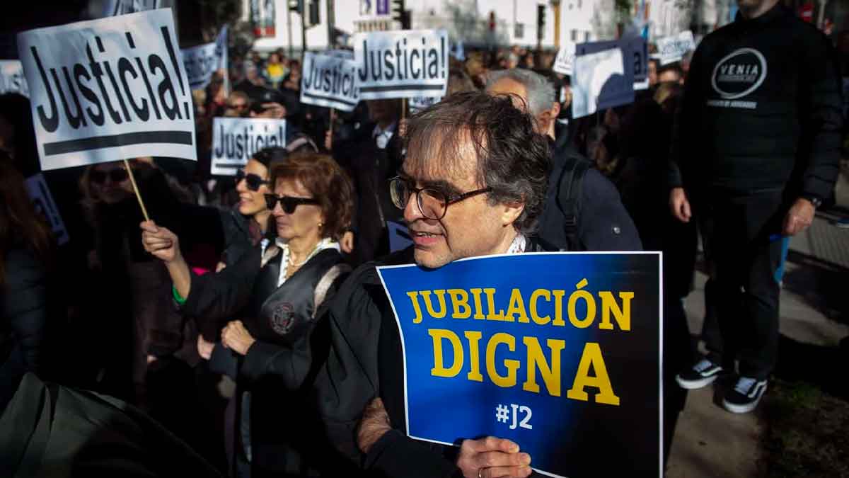 Manifestación de pensionistas reclamando devolución IRPF y jubilación digna