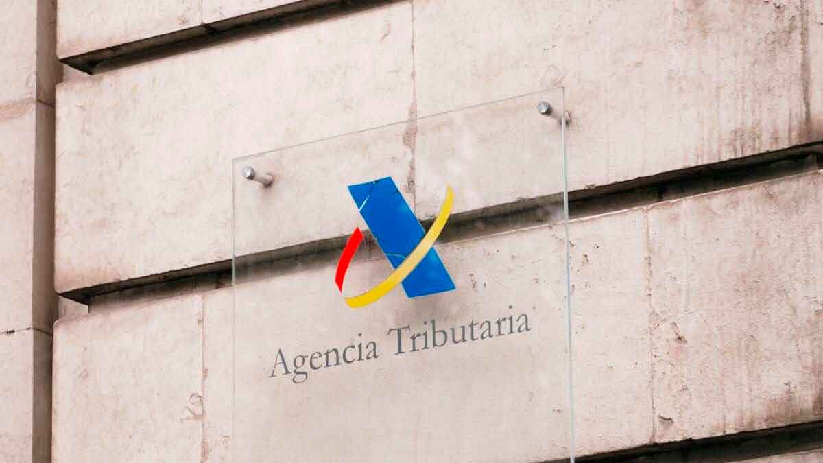 Fachada con el logo de la Agencia Tributaria por devoluciones pendientes del IRPF en 2025