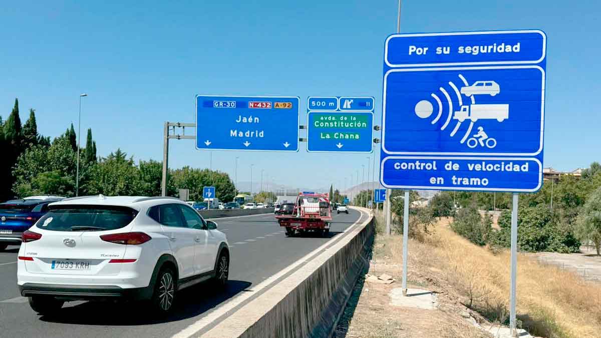 Señal de control de velocidad por radar de tramo en autovía de Andalucía