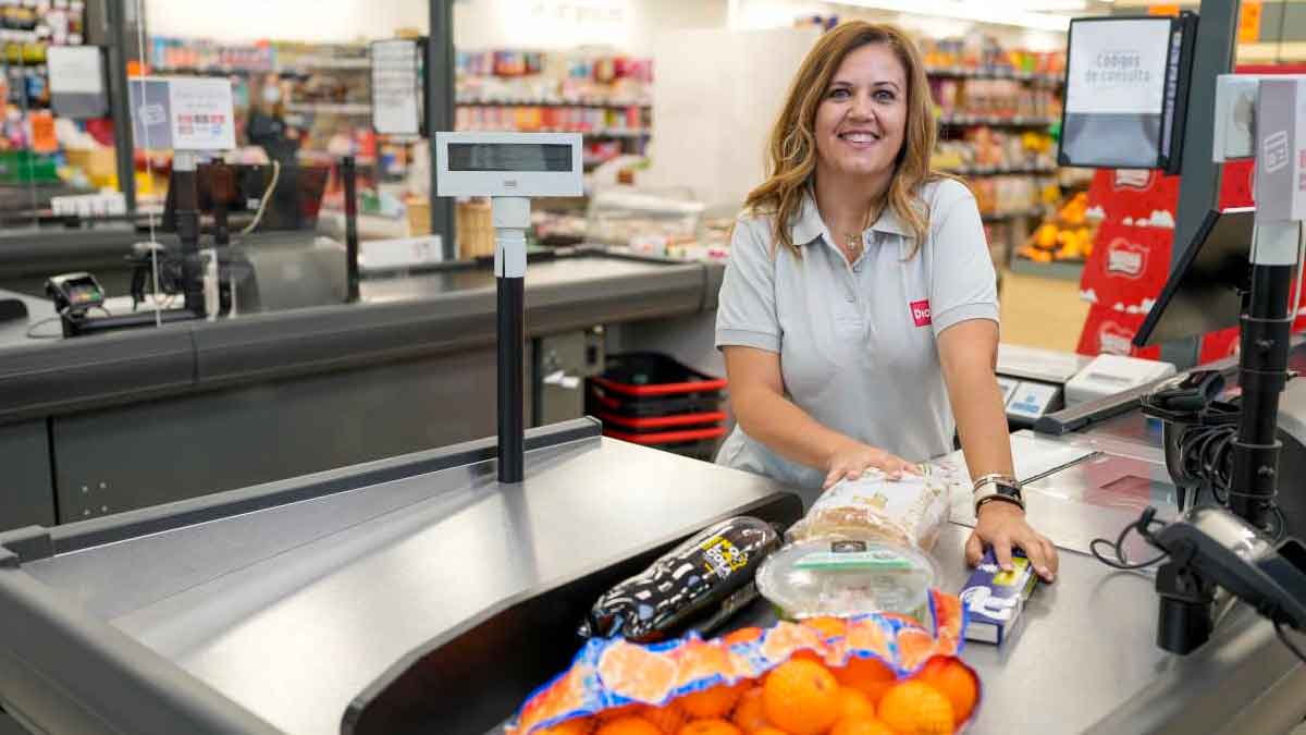 Cajera de supermercado DIA atendiendo clientes en Sevilla, oferta de empleo para cajeros y reponedores en turno de tarde