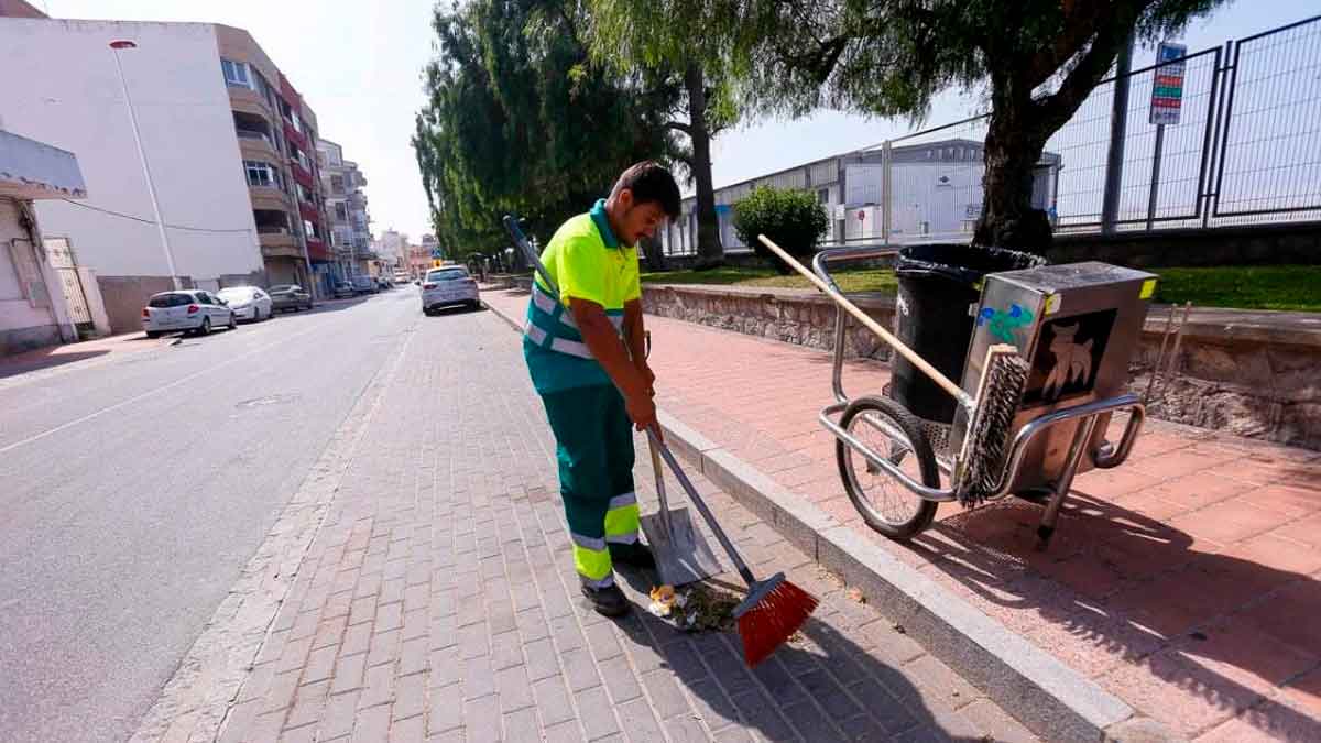 Empleado de FCC realizando tareas de limpieza viaria en Andalucía