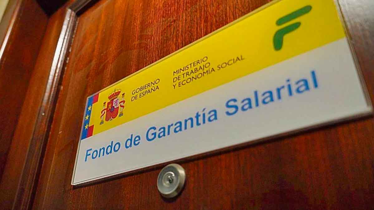 Cartel del Fondo de Garantía Salarial FOGASA en oficina del Ministerio de Trabajo