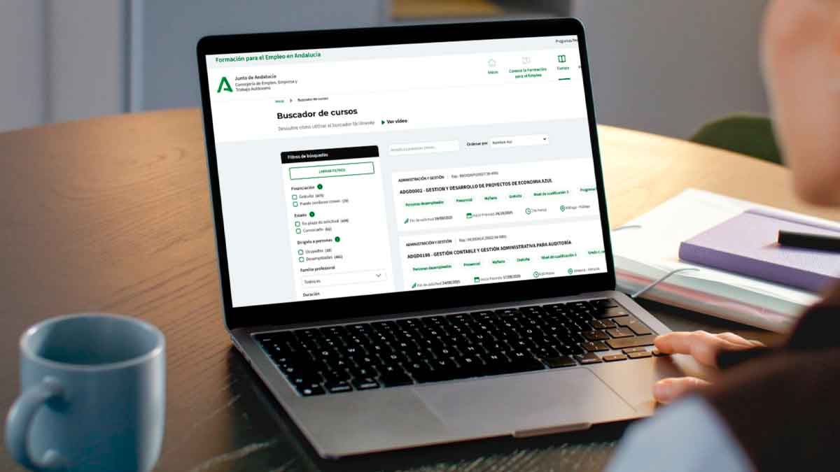 Persona consultando buscador de cursos de Formación para el Empleo en Andalucía en un ordenador portátil