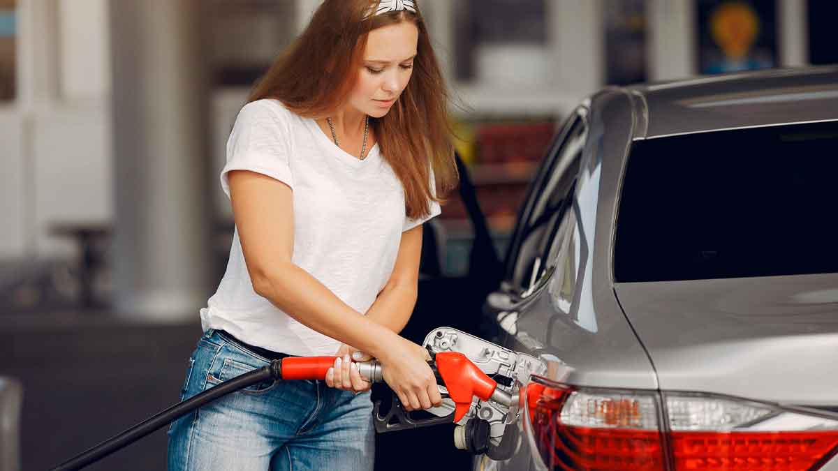 Mujer repostando combustible en una gasolinera económica para ahorrar dinero este verano según estudio de la OCU