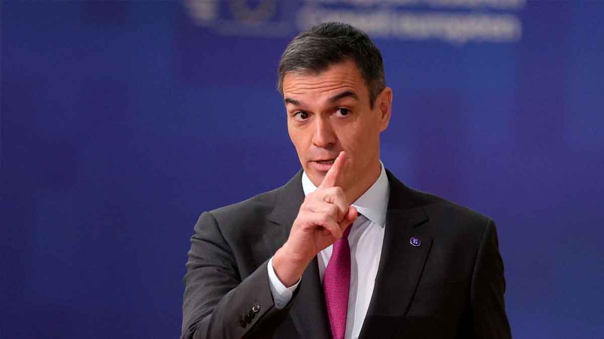 Pedro Sánchez señalando durante comparecencia sobre la paga de 7.905 euros para personas que viven solas sin ingresos