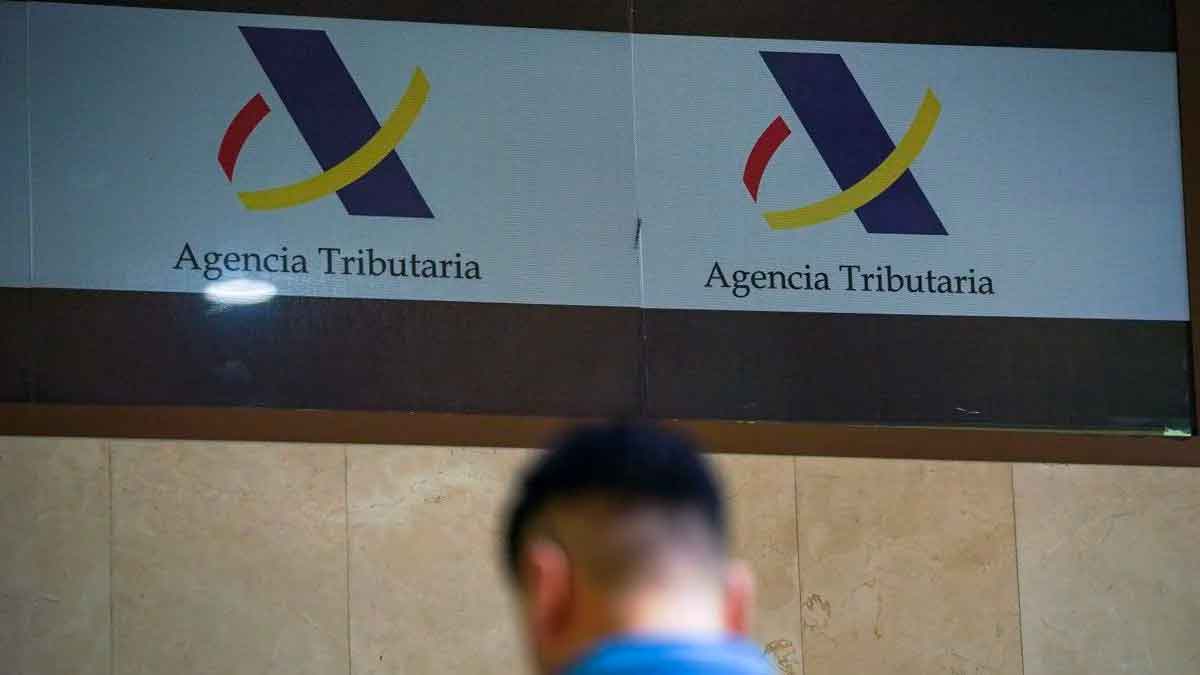 Logotipo de la Agencia Tributaria en oficina de Hacienda