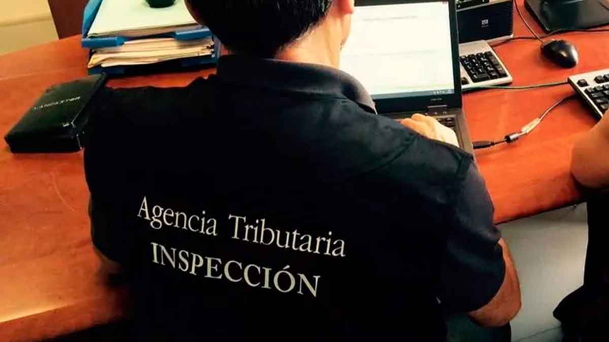 Inspector de la Agencia Tributaria revisando documentación y comprobaciones fiscales en oficina