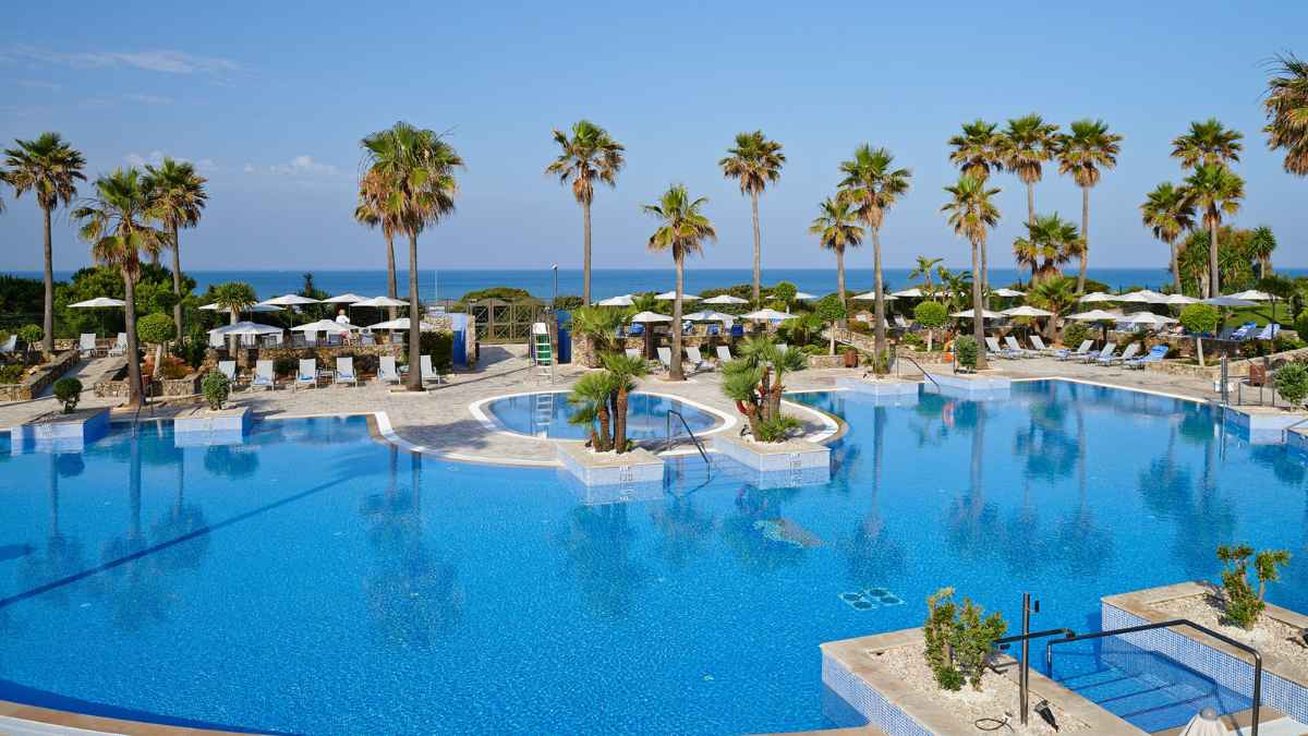 Piscina exterior del hotel Hipotels Barrosa Palace en Chiclana, Cádiz, elegido mejor hotel de la costa andaluza por Booking