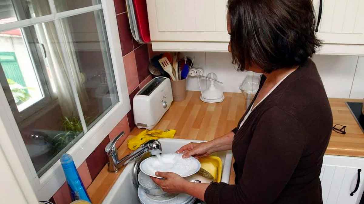 Ama de casa lavando platos pensión de jubilación Imserso 2025
