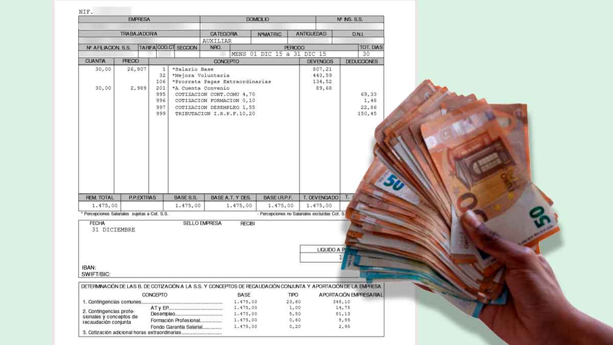 Nómina de trabajador con billetes de euros por indemnización por retraso en el salario
