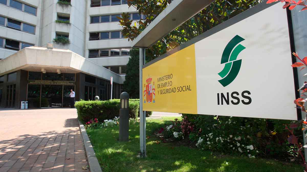 Cartel del INSS en la entrada del Ministerio de Empleo y Seguridad Social, donde se tramita la “cotización por gracia” para sumar años de cotización