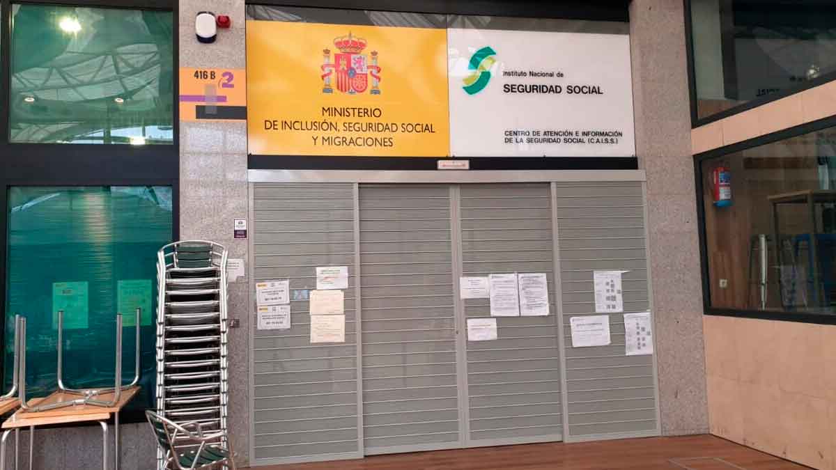 Oficina del Instituto Nacional de la Seguridad Social cerrada con carteles informativos en la entrada