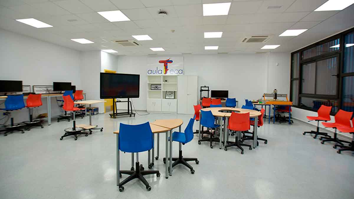 Aula Ateca de Formación Profesional en Andalucía con equipos tecnológicos y mobiliario moderno