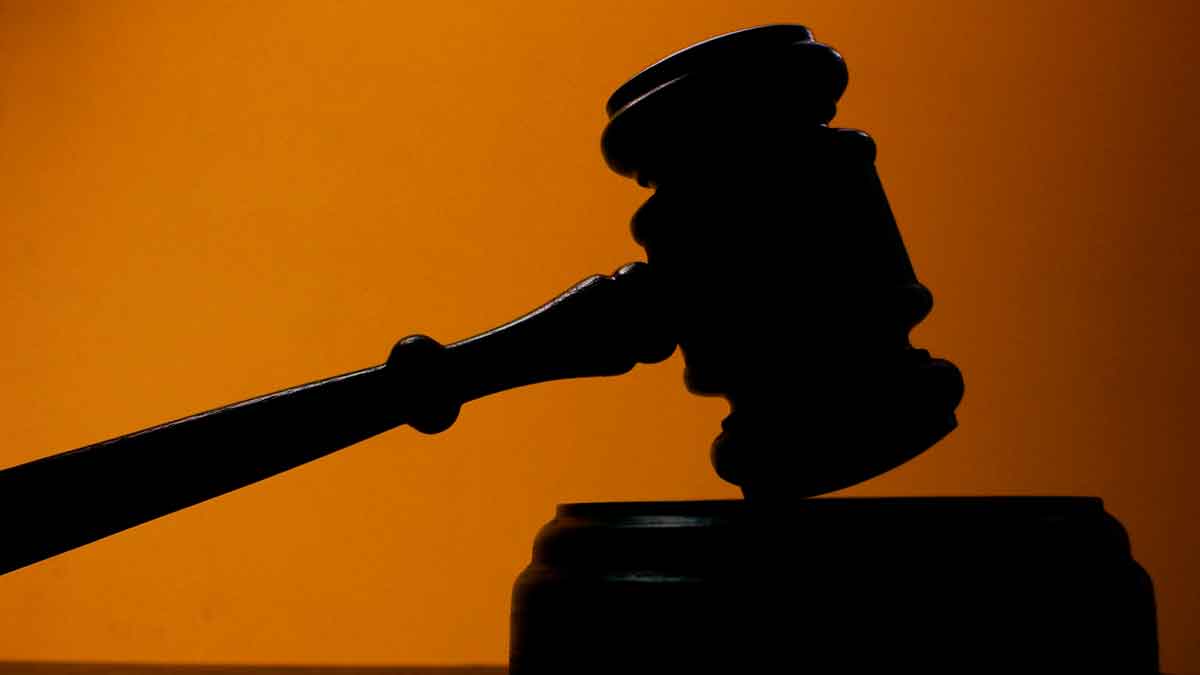 Mazo de juez simbolizando sentencia judicial sobre indemnización laboral