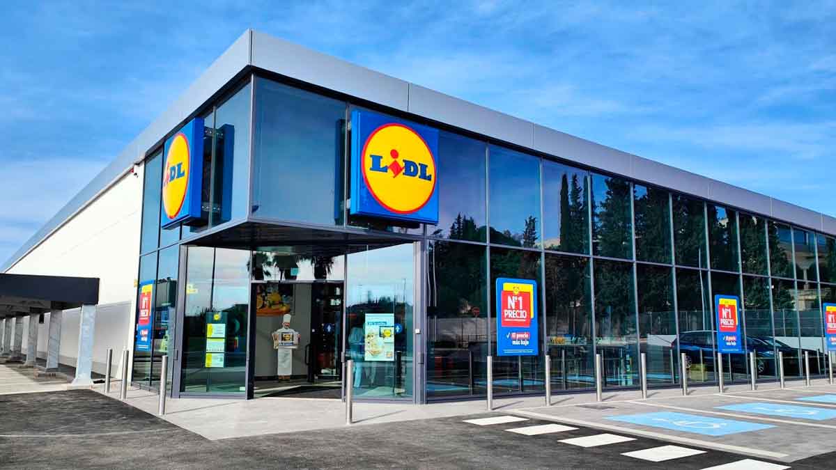 Fachada acristalada de un supermercado Lidl que anuncia el lanzamiento del kit solar plug & play para obtener luz gratis en casa sin obras