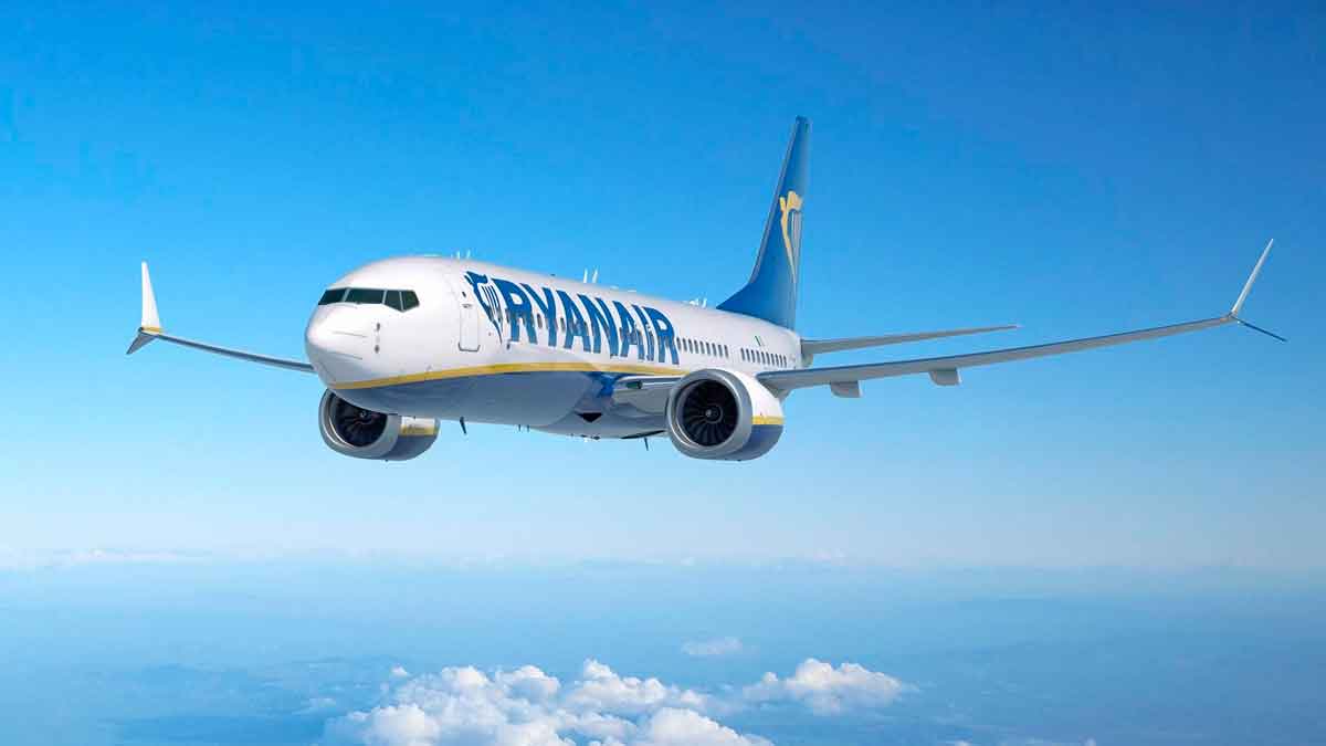 Avión de Ryanair en vuelo con información sobre huelga y derechos de los pasajeros
