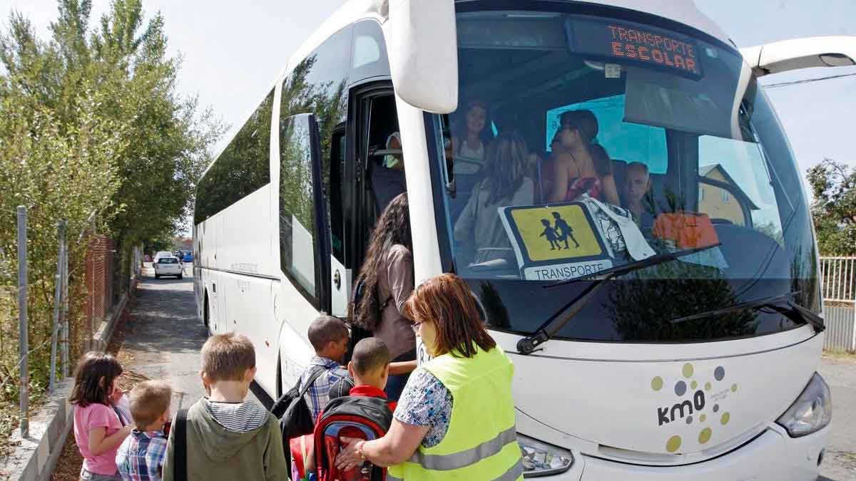 Niños subiendo a autobús de transporte escolar en Córdoba con monitor acompañante curso 2025 2026