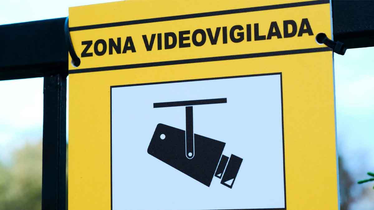 Cartel de zona videovigilada en valla para advertir de cámaras de seguridad