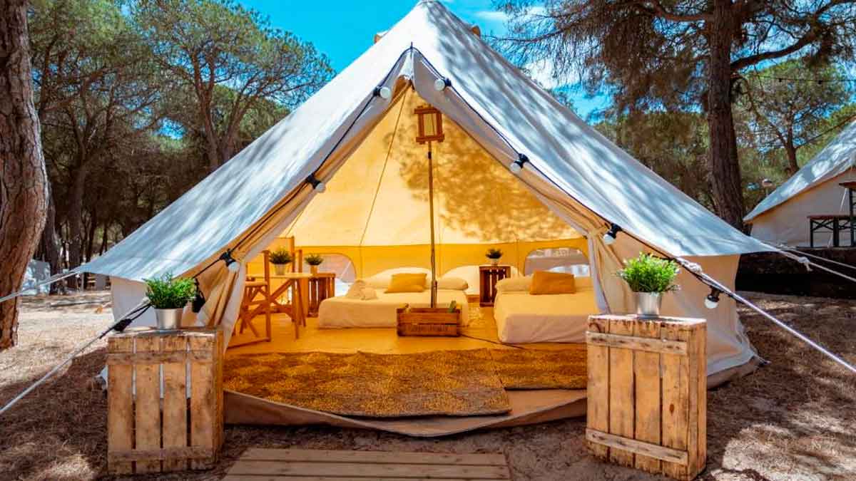 Tienda de glamping en Andalucía con camas reales y decoración acogedora entre pinos