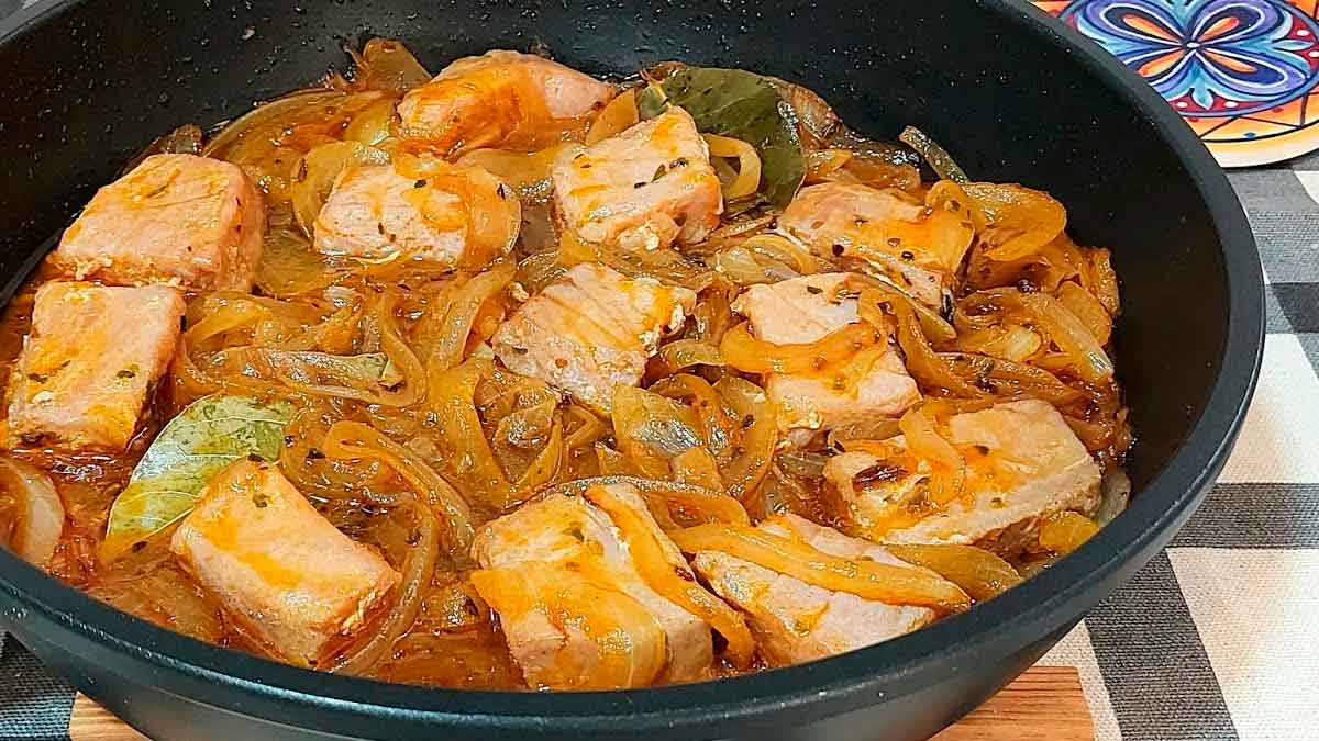 Atún encebollado de Conil cocinado a fuego lento con cebolla y laurel, receta tradicional de Cádiz
