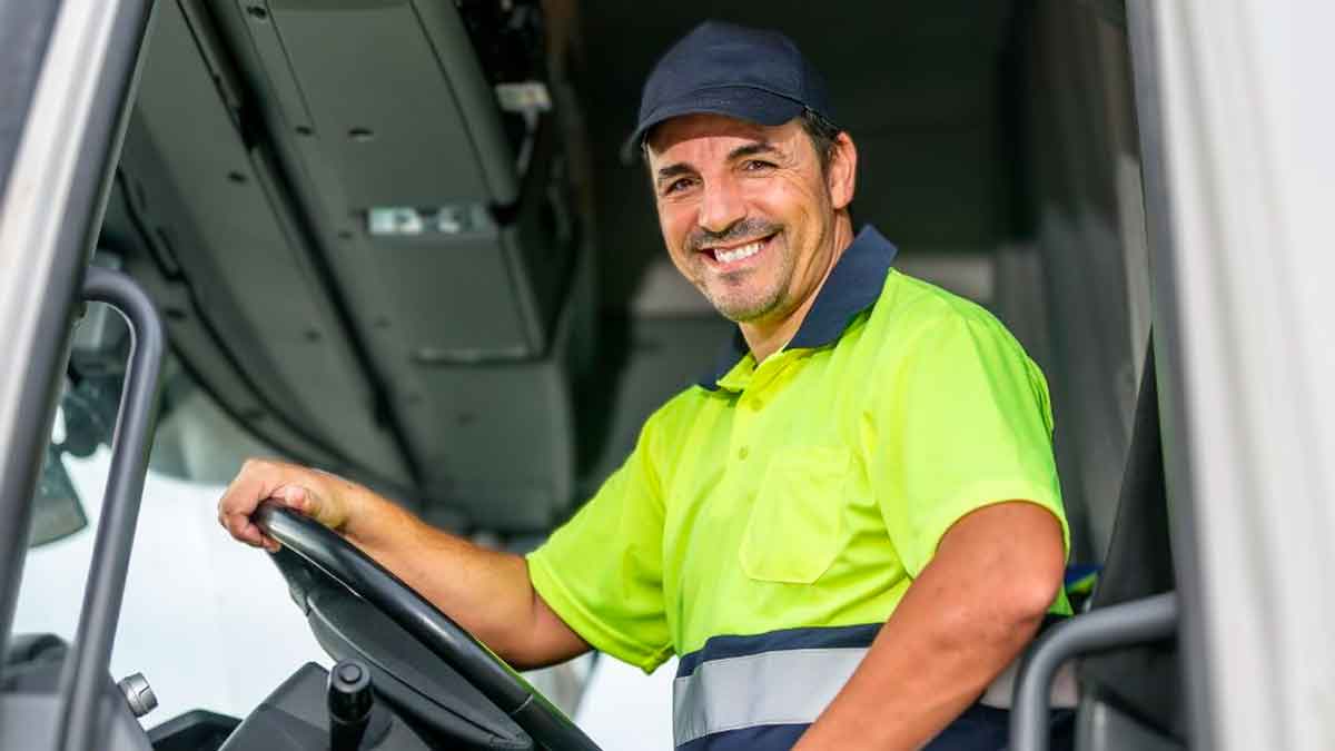 Conductor de camión sonriente, ejemplo de oferta de empleo del SAE en Andalucía el 7 de agosto de 2025