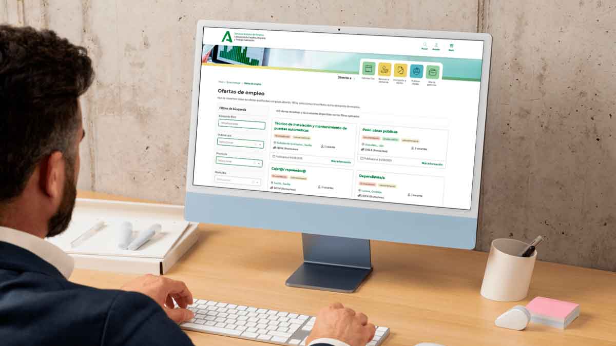 Hombre consultando ofertas de empleo del SAE en la web para comprobar si se ajustan a su perfil profesional