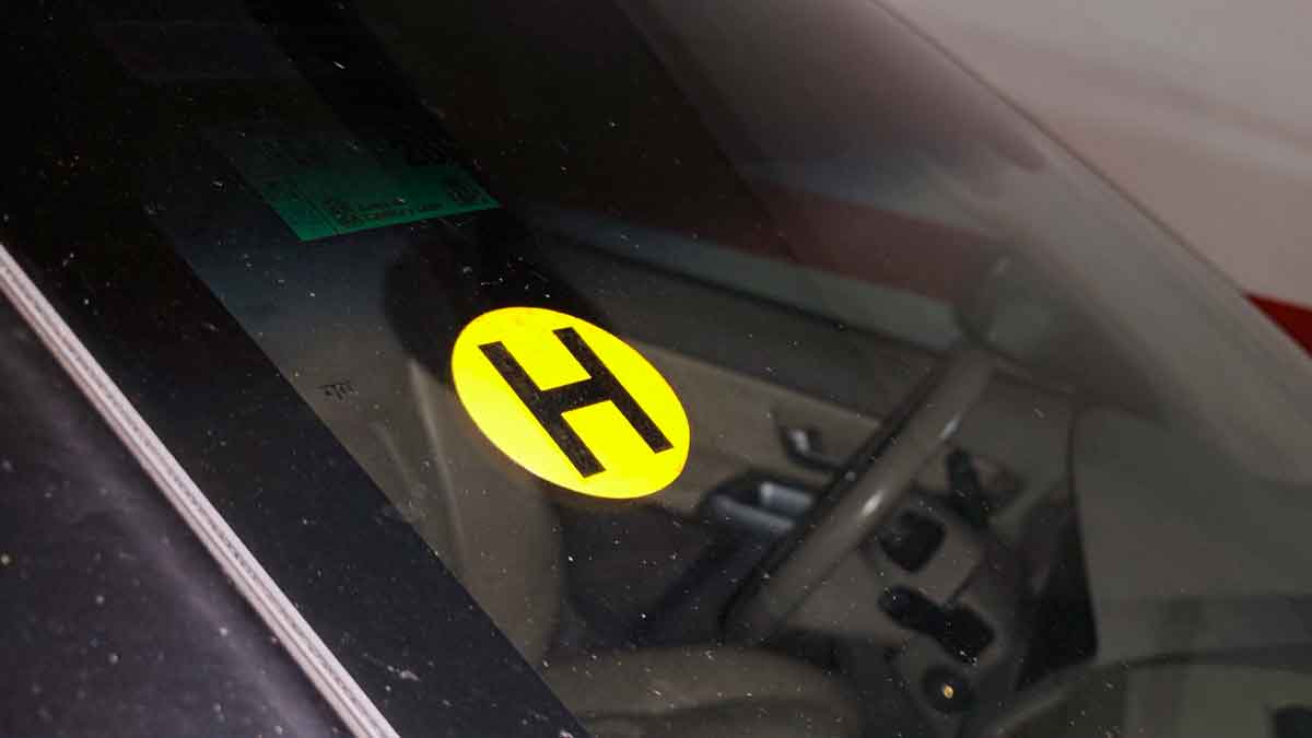 Pegatina H de la DGT en el parabrisas de un coche histórico para circular en Zonas de Bajas Emisiones
