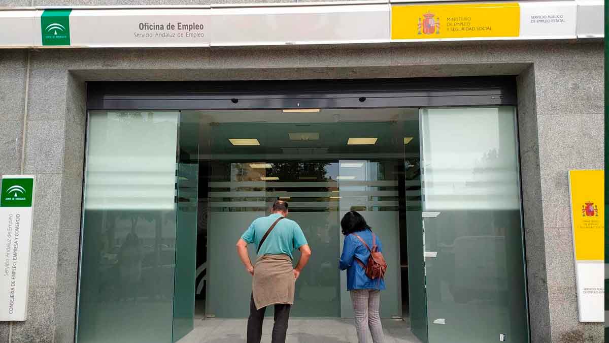 Personas entrando en una oficina del SAE y SEPE para solicitar la prestación por desempleo