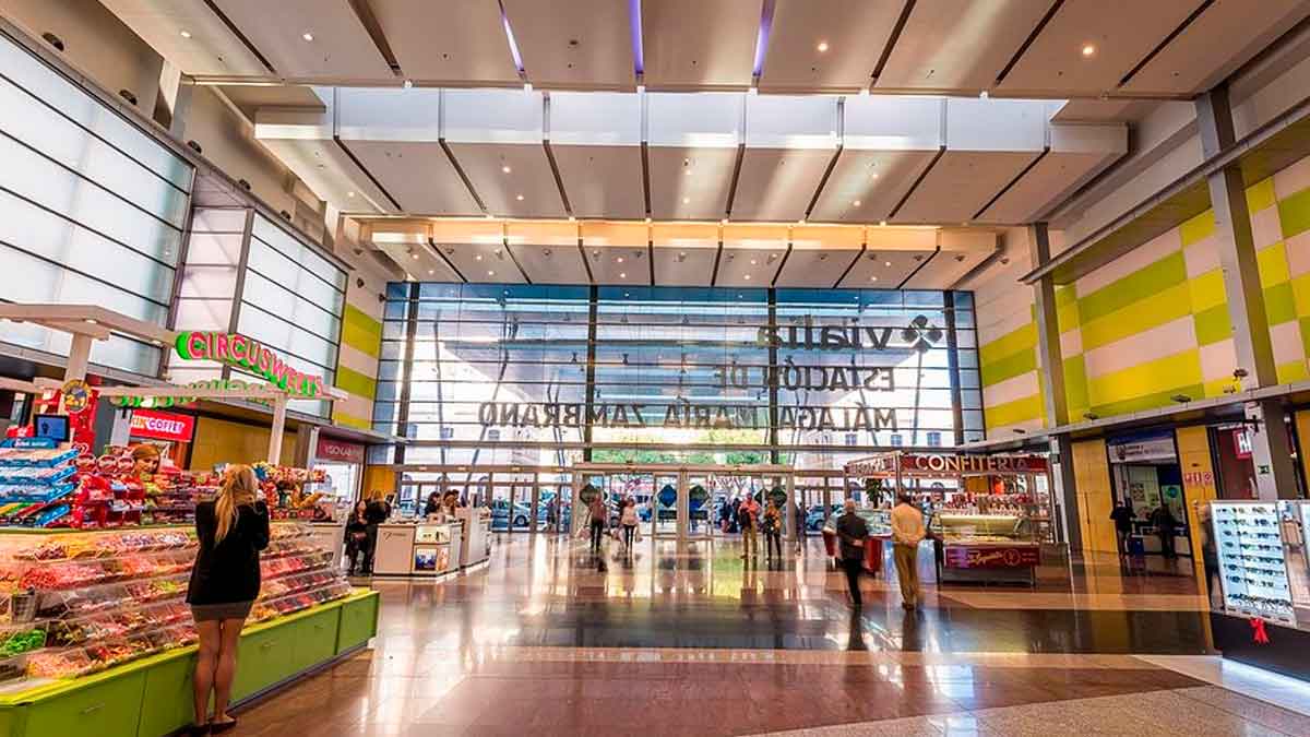 Interior del centro comercial CC Vialia Málaga con tiendas y puestos abiertos al público