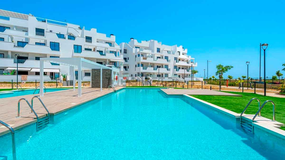 Piscina y apartamentos en la costa dentro de la promoción de viviendas de Solvia desde 42.800 euros