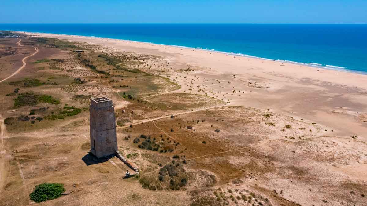 Vista aérea de la Playa de Castilnovo con el Torreón y su extensa arena virgen sin turistas