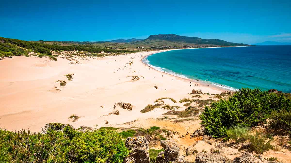Playa de Bolonia en Tarifa Cádiz con arena blanca y aguas cristalinas considerada la mejor playa de Andalucía 2025