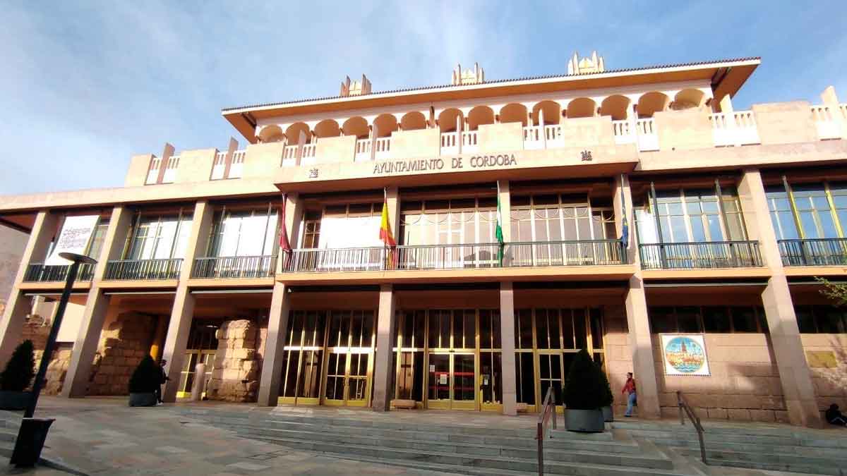 Fachada del Ayuntamiento de Córdoba donde se ofertan 21 plazas de ordenanza.