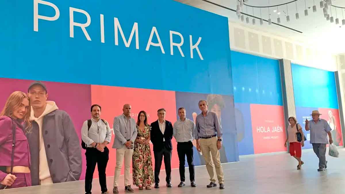 Autoridades y responsables visitan el nuevo espacio de Primark antes de su apertura en septiembre