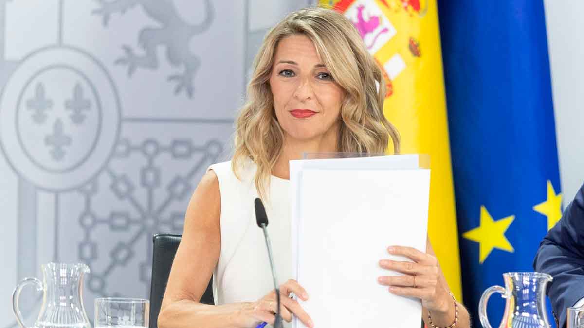 La ministra Yolanda Díaz muestra documentos en la presentación de la reforma del artículo 49 que prohíbe el despido automático por incapacidad