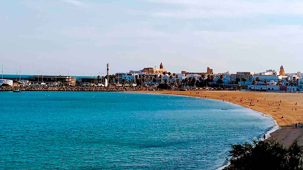 Playa de un pueblo costero barato cerca de Sevilla para comprar segunda vivienda