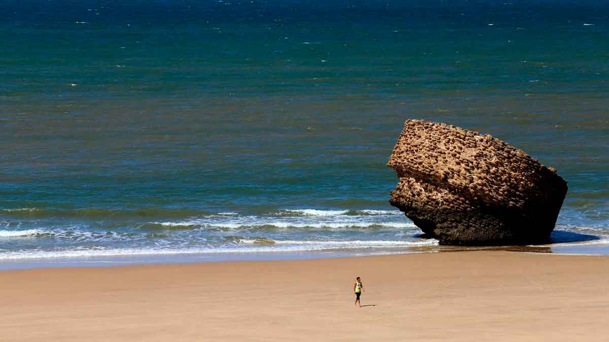 Playa de Matalascañas en Huelva con el Tapón y el mar de fondo