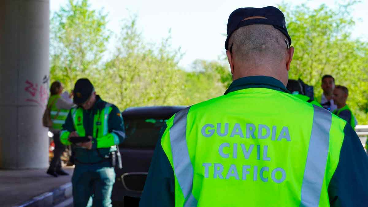 Agentes de la Guardia Civil de Tráfico en control de carretera para sanciones y retirada de carnet